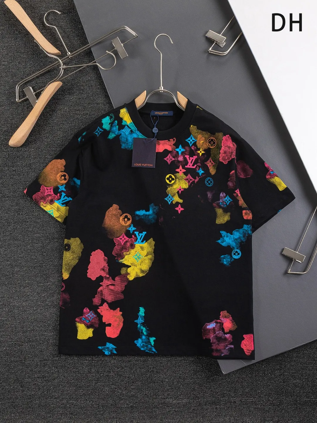 🅿️210 Louis Vuitton Louis Vuitton LV 1V Lujia slightly wide version S-XL LV 25ss new products are available at the counter simultaneously. Colorful letters all over the graffiti print. Round neck short-sleeved T-shirt, same style for men and women! Synchronized with the official website, pure cotton fabrics at the counter! It is close to the skin and comfortable, durable and easy to wear. It has a classic and simple logo design and meticulous original craftsmanship. Short-sleeves, a must-have item for men, do not appear to be the same for the general public, but must be unique and eye-catching. This LV short-sleeve is all about quality, comfort, the same shape and fashion as always, including fabrics and cutting techniques. All of them have been made with great effort! 320 grams of washed pure cotton fabric, pure cotton is breathable, very refreshing and comfortable for daily wear. The rib knitting on the neckline is smooth and tight, and the neckline will not be skewed if you toss it at will. The loose version, you will find that it looks really good on the upper body. The overall is minimalist and neat, super versatile for daily use! Pair it casually with a pair of pants for a youthful look. A T-shirt will make your outfit crazy. It is a fashionable item that can never go wrong! Color: Black White Size: S-XL Size chart: S: Shoulder width 50-Bust 54-Length 70 M: Shoulder width 52-Bust 56.5-Length 72 L: Shoulder width 54-Bust 59-Length 74 XL: Shoulder width 56-Bust 61.5-Length 76